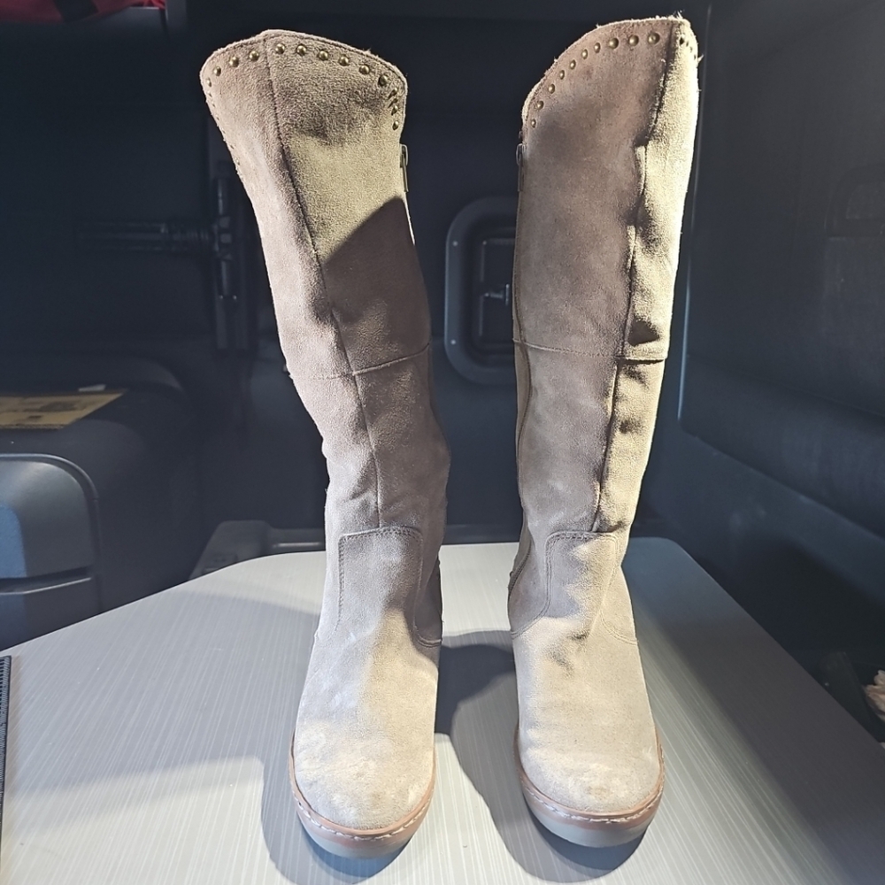 Baretraps Onessa Taupe Studded Suede Snow Boot Women's 8M Excellent Pre-Owned - Picture 2 of 12